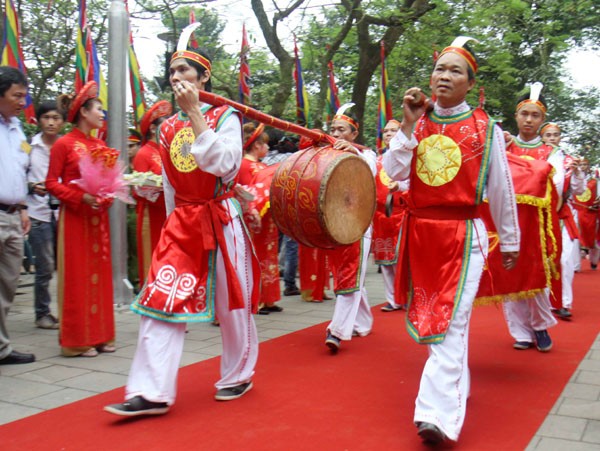 Incense offering to the Hung Kings in Switzerland - ảnh 1